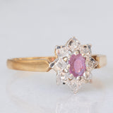 Anello a margherita vintage in oro giallo e bianco 9K con rubino (0.12ct ca.) e diamanti (0.04ctw ca.), anno 1988