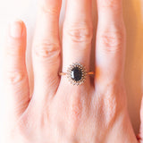 Anello a margherita vintage in oro giallo e bianco 9K con zaffiro (1ct ca.) e diamanti (0.20ctw ca.), anni ‘60/‘70