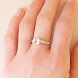 Anello vintage in oro bianco 9K con kunzite (1.20ct ca.) e diamanti di taglio tapered, anno 2005