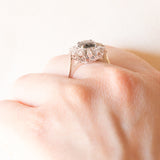 Anello a margherita vintage in oro bianco 18K con zaffiro (1.50ct ca.) e diamanti (0.30ctw ca.), anni ‘70