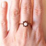 Anello a fiore vintage in oro giallo 9K con opale (0.30ct ca.) e granati (0.50ctw ca.), anno 1982
