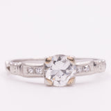 Solitario Art Déco in oro bianco 18K con diamanti di taglio brillante (0.61ctw ca.), anni ‘30