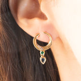 Orecchini a mezzaluna vintage in oro giallo e bianco 14K, con zaffiri, smeraldi e diamanti, anni ‘70/‘80