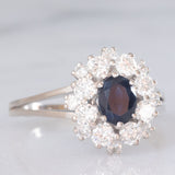 Anello a margherita vintage in oro bianco 18K con zaffiro (1.30ct ca.) e diamanti di taglio brillante (1.30ctw ca.), anni ‘70