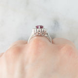 Anello a margherita vintage in oro bianco 14K con rubino (1.15ct ca.) e diamanti (0.15ctw ca.), anni ‘70