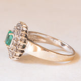 Anello a margherita vintage in oro bianco 18K con smeraldo (0.50ct ca.) e diamanti (0.53ctw ca.), anni ‘60/‘70