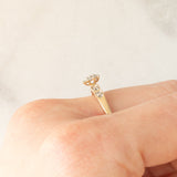 Anello a fascia con fiore centrale in oro giallo 9K con diamanti (0.05ctw ca.), anni ‘70/‘80