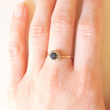 Anello a margherita vintage in oro giallo 9K con zaffiro (0.70ct ca.) e diamanti (0.05ctw ca.), anni '70