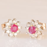 Orecchini a margherita in oro giallo e bianco 9K con rubini (0.30ctw ca.) e diamanti (0.20ctw ca.), anni ‘60/‘70