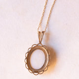 Collana vintage con catenina in oro giallo 9K e con ciondolo in oro giallo 9K con opale (3ct ca.), anni ‘70