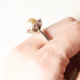 Anello a margherita vintage in oro bianco 14K con perla, rubini sintetici (0.20ctw ca.) e diamanti di taglio brillante (0.14ctw ca.), anni ‘70