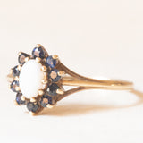 Anello a margherita vintage in oro giallo 9K con opale (0.20ct ca.) e zaffiri (0.40ctw ca.), anno 1990