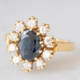 Anello a margherita vintage in oro giallo 14K con zaffiro (1.30ct ca.) e diamanti di taglio brillante (0.47ctw ca.), anni ‘60/‘70