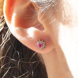 Orecchini a margherita in oro giallo e bianco 9K con rubini (0.30ctw ca.) e diamanti (0.20ctw ca.), anni ‘60/‘70