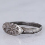 Anello medievale in argento con incisioni, XI/XIV secolo d.C.