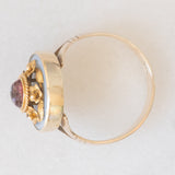 Anello antico in oro giallo 8K con calcedonio azzurro e tormalina rosa, primi del ‘900