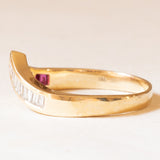 Anello vintage a “V” in oro giallo 18K con rubini (0.24ctw ca.) e con diamanti (0.30ctw ca.), anni ‘70/‘80