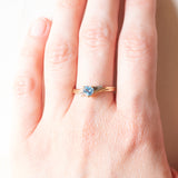 Anello vintage in oro giallo 9K con spinello azzurro sintetico di taglio a cuore (0.50ct ca.) e diamanti (0.03ctw ca.), anni ‘80/‘90