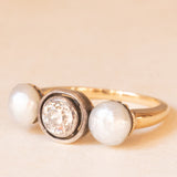 Trilogy antico in oro giallo 18K e argento con perle bianche e diamante di taglio vecchia miniera (0.48ct ca.), anni ‘10/‘20