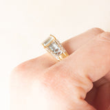 Anello a fascia vintage in oro giallo e bianco 14K con topazi azzurri trattati (2.30ctw ca.), anni ‘70