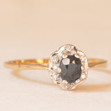 Anello a margherita in oro giallo 9K con zaffiro (0.50ct ca.) e diamanti (0.03ctw ca.), anni ‘80