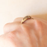 Anello Claddagh vintage in oro giallo 9K con granato (0.30ct ca.) e paste di vetro bianche, anno 1994