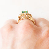 Anello a margherita vintage in oro giallo 14K con smeraldo (0.35ct ca.) e diamanti (0.50ctw ca.), anni ‘70