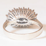 Anello vintage in oro bianco 18K con zaffiri (0.85ctw ca.) e diamanti di taglio brillante (0.40ctw ca.), anni ‘60/‘70