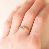 Anello a fiore vintage in oro giallo e bianco 9K con smeraldo (0.08ct ca.) e diamanti (0.06ctw ca.), anni ‘70
