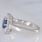 Anello a margherita vintage in oro bianco 14K con zaffiro (1.15ct ca.) e diamanti di taglio brillante (0.48ctw ca.), anni ‘80