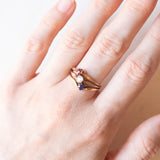 Anello “triplo” antico in oro giallo 14K con pietra imitazione di rubino, diamante di taglio vecchia miniera (0.18ct ca.) e zaffiro, anni ‘10/‘20