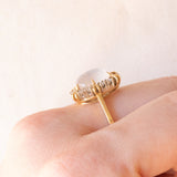 Anello a margherita vintage in oro giallo 18K con pietra di Luna (3.50ct ca.) e diamanti di taglio brillante (0.36ctw ca.), anni ‘70