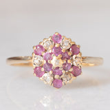 Anello a fiore vintage in oro giallo 9K con rubini (0.40ctw ca.) e diamanti, anni ‘70