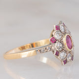 Anello a fiore antico in oro giallo 14K e argento con rubini (0.40ctw ca.) e diamanti di taglio vecchia miniera (0.65ctw ca.), primi del ‘900