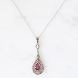 Collier vintage in stile antico con catenina in oro bianco 18K e con ciondolo in oro giallo 18K e argento con rubino (0.60ct ca.) e diamante di taglio rosetta (0.10ct ca.), anni ‘50/‘60