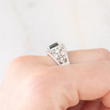 Anello a fascia in platino con tormalina verde (1.13ct) e diamanti (0.38ctw) e con lavorazioni a traforo, anni '90/anni '2000