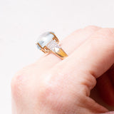 Anello vintage in oro giallo e bianco 9K con acquamarina (4.50ct ca.) e diamanti, anni ‘80
