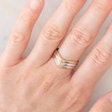 Anello “triplo” in tre ori (giallo, bianco e rosa) 8K con pietre bianche, anni ‘80