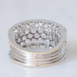 “Cinque anelli in uno” Anello vintage a fascia con cinque anelli collegati tra di loro in oro bianco 18K con diamanti di taglio brillante (1.40ctw ca.)