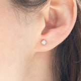 Orecchini punto luce in oro bianco 18K con diamanti di taglio brillante (0.28ctw ca.)