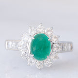 Anello a margherita in platino con smeraldo cabochon (1.35ct) e diamanti (1.13ctw), anni ‘70/‘80