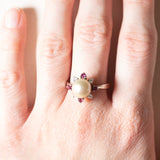 Anello a margherita vintage in oro bianco 14K con perla, rubini sintetici (0.20ctw ca.) e diamanti di taglio brillante (0.14ctw ca.), anni ‘70