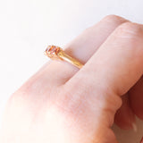 Anello trilogy moderno in oro giallo 9K con topazi arancioni trattati, anno 2006