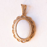 Collana vintage con catenina in oro giallo 9K e con ciondolo in oro giallo 9K con opale (3ct ca.), anni ‘70