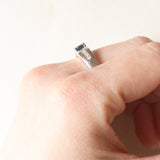 Anello a fascia vintage francese in oro bianco 18K con zaffiro (0.75ct ca.) e diamanti (0.18ctw ca.), anni ‘70/‘80