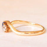 Toi et Moi antico in oro giallo 14K con zaffiro (0.25ct ca.) e diamante di taglio vecchia miniera (0.25ct ca.), anni ‘10/‘20