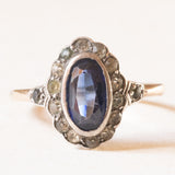 Anello a margherita antico in oro giallo 8K e argento con zaffiro (1.40ct ca.) e paste di vetro bianche, primi del ‘900