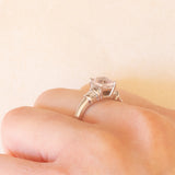 Anello vintage in oro bianco 9K con kunzite (1.20ct ca.) e diamanti di taglio tapered, anno 2005