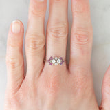 Anello vintage in oro bianco 14K con rubini (0.30ctw ca.) e diamanti di taglio brillante (0.22ctw ca.), anni ‘80