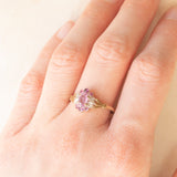 Anello a fiore vintage in oro giallo e bianco 9K con zaffiri rosa sintetici (0.80ctw ca.) e diamanti, anno 1981